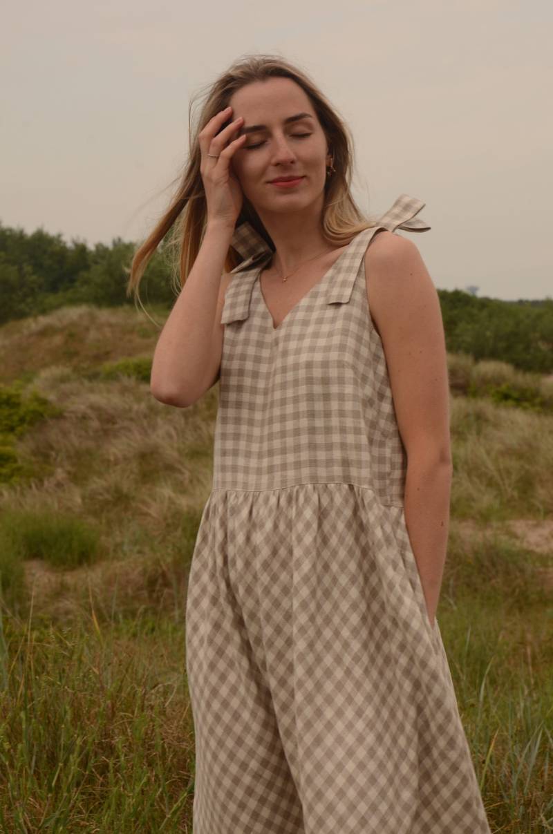 Kariertes Lässiges Leinenkleid Für Frauen Mit Taschen, Unterhalb Des Knies Ärmellose Robe, Midi-Sommerkleid, Spaghetti-Bügelkleid von MatrinnaBoutique