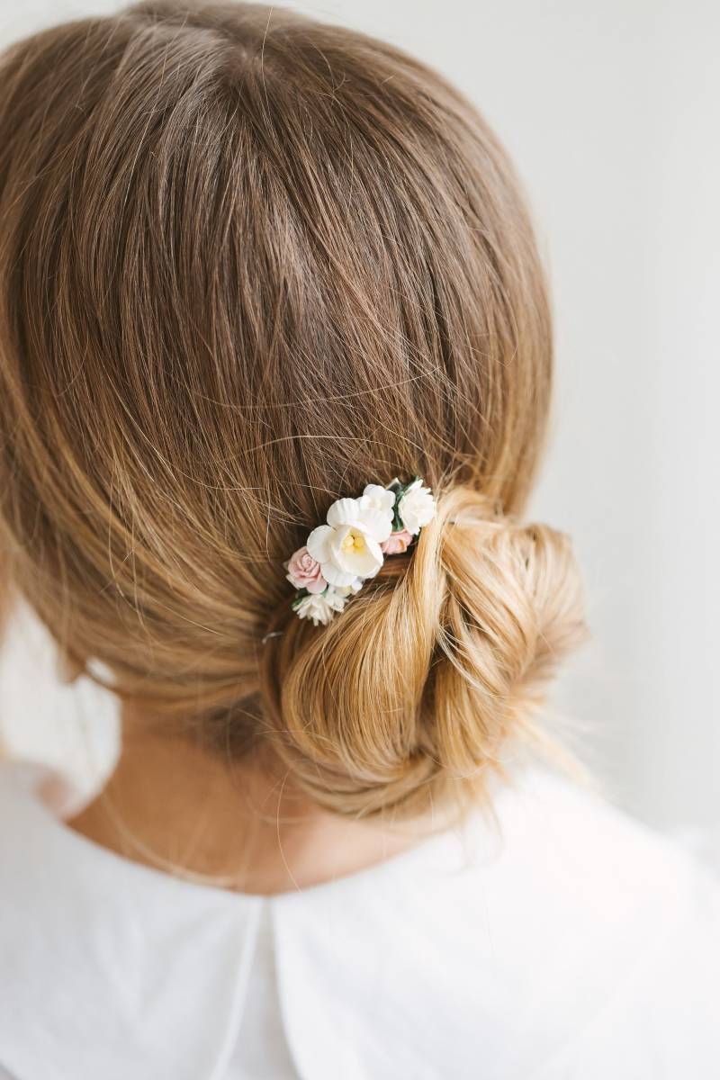 Weiße Blumen Haarnadel Aus Recyceltem Papier Mit Krokodilklemme Metall, Frauenblumenblütenhaarkamm, Natürliche Handgefertigte von MatrinnaBoutique