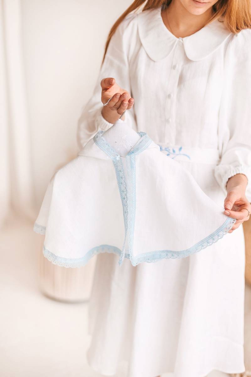 Weißer Leinen Taufmantel Mit Blauer Spitze, Verstellbarer Aus Leinen, Leichter Religiöser Umhang Für Kleinkinder & Babys, Weicher Namensmantel von MatrinnaBoutique