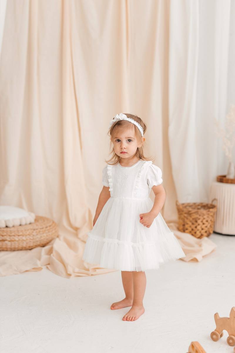 Weißes Knielanges Tüllkleid Mit Handstickerei, Leinen Baby Mädchen Kleid Kurzen Ärmeln, Boho Tutu Kleinkind Outfit Rüschenärmeln von MatrinnaBoutique