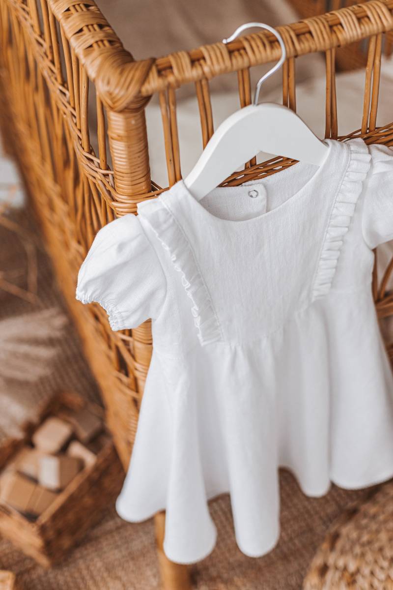Weißes Leinen Rüschen Kleid Mit Kurzen Puffärmeln, Über Dem Knie Für Kleine Mädchen, Boho Outfit Kleinkinder, Süßes Neugeborenen von MatrinnaBoutique