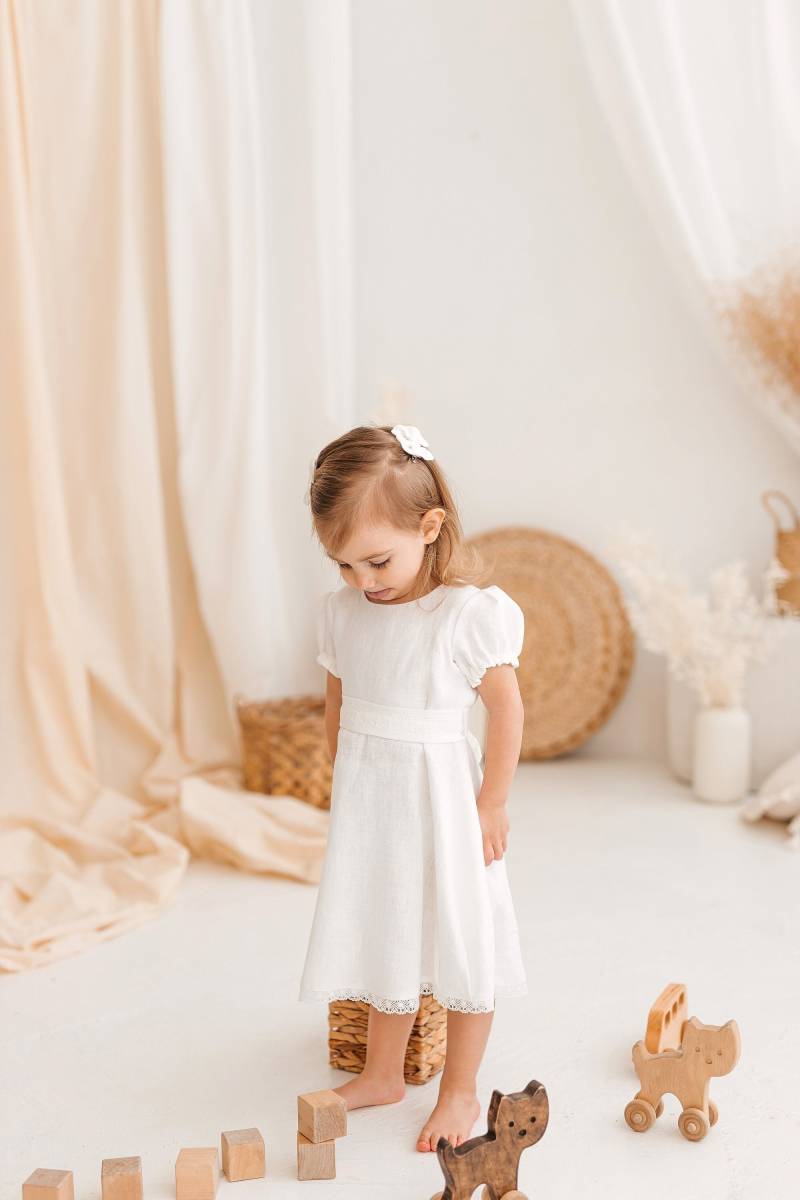 Weißes Leinenkleid Unterhalb Des Knies Für Kleine Mädchen, Boho-Outfit Kleinkinder, Neugeborenenkleid, Spitzenkleid Mit Kurzen Puffärmeln von MatrinnaBoutique