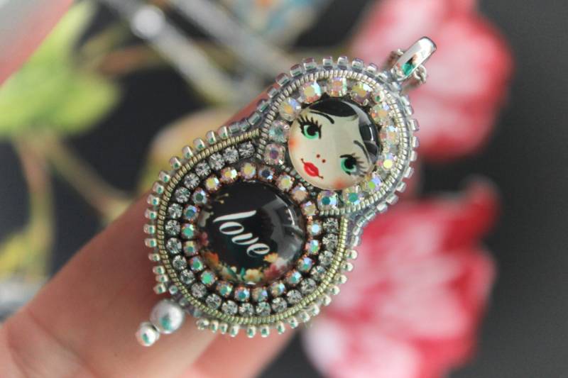 Bambola Di Nidificazione Matrioska, Bambus Babuschka Ricamata Con Perline in Vendita, Piccolo Ciondolo Matrioska Tono Argento von MatryoshkaStoreArte