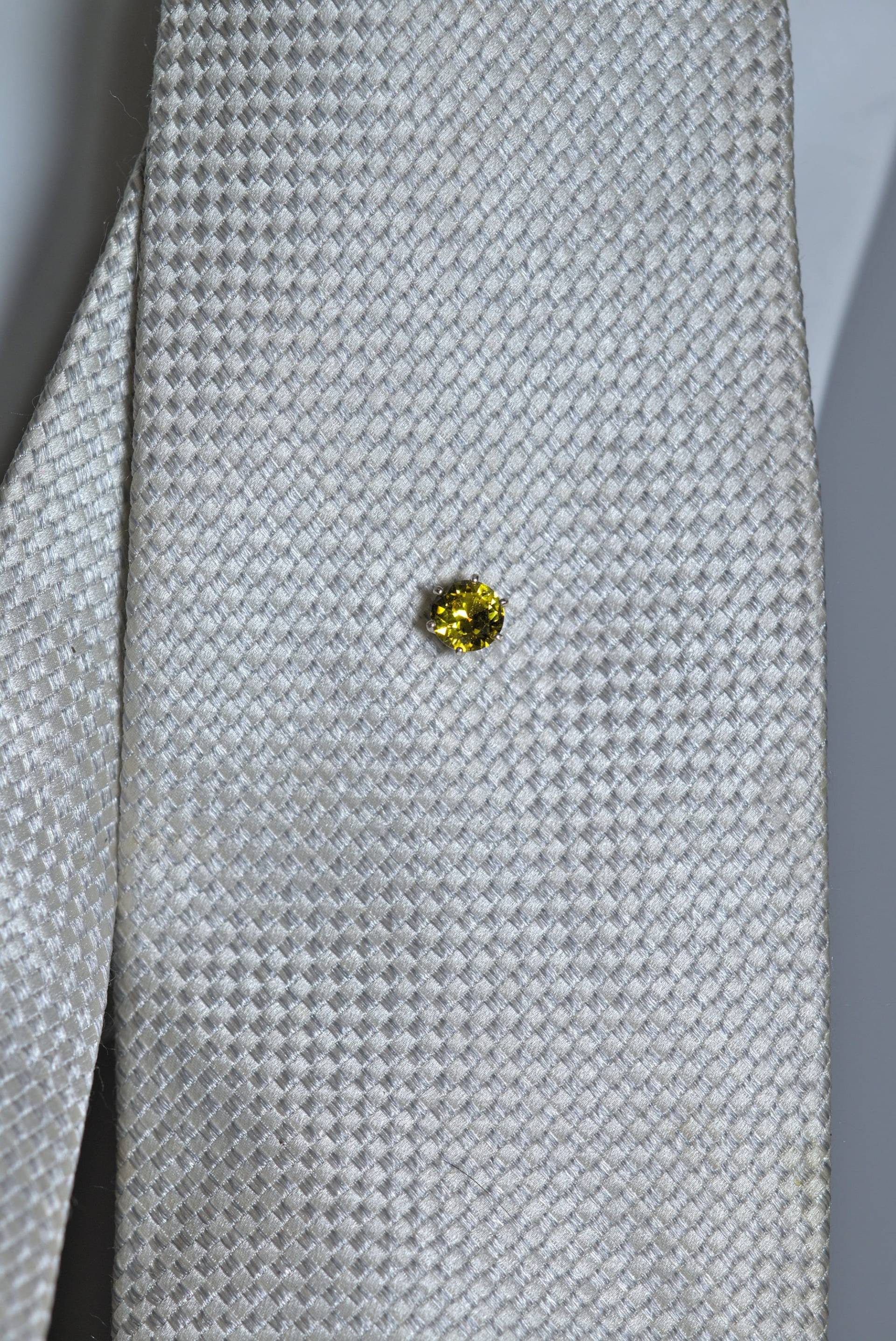 Auffällige Krawattennadel Mit Gelbem Saphir in Silber von MatsMachinations