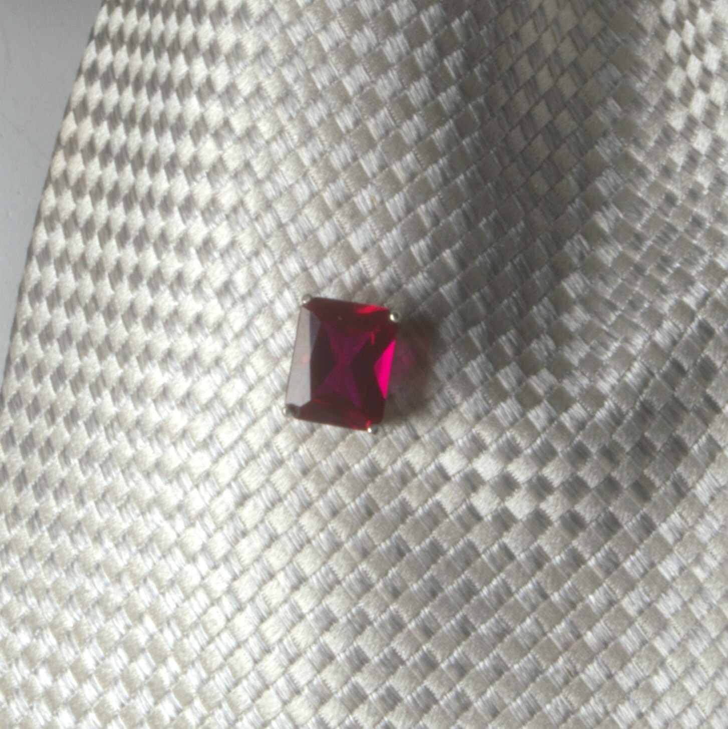 Große Rubin Krawattennadel in Silber von MatsMachinations