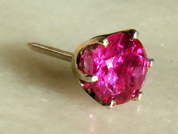 Krawattennadel in Fuchsia Sapphire von MatsMachinations