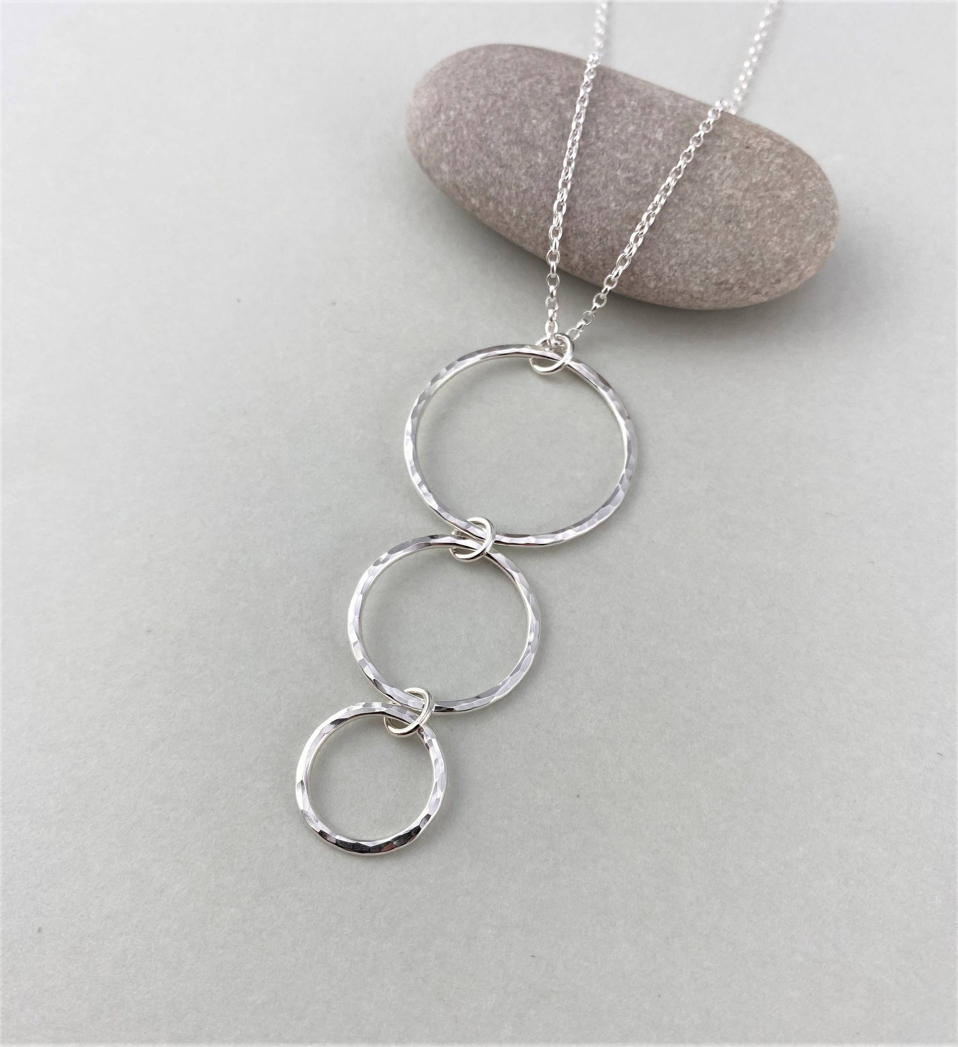 Gehämmert Sterling Silber Dreifach Kreis Halskette, Handgefertigte Trilogy Anhänger Gehämmert Sterling Silber Dreifach Kreis Halskette, Handgefertigte Trilogy Anhänger von MattBrewerJewellery