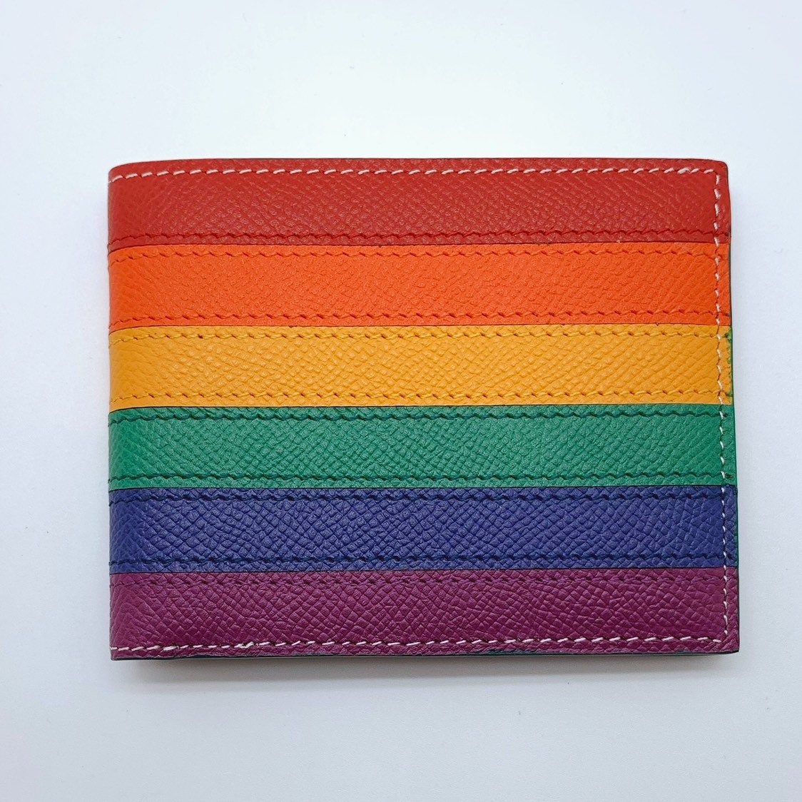 Us Tarif Absorbed - Handgemachte Lgbt Regenbogen Zweifach Gefaltete Brieftasche Aus Echtem Kalbsleder Mit 8 Kartenfächern von MattLucasSingapore
