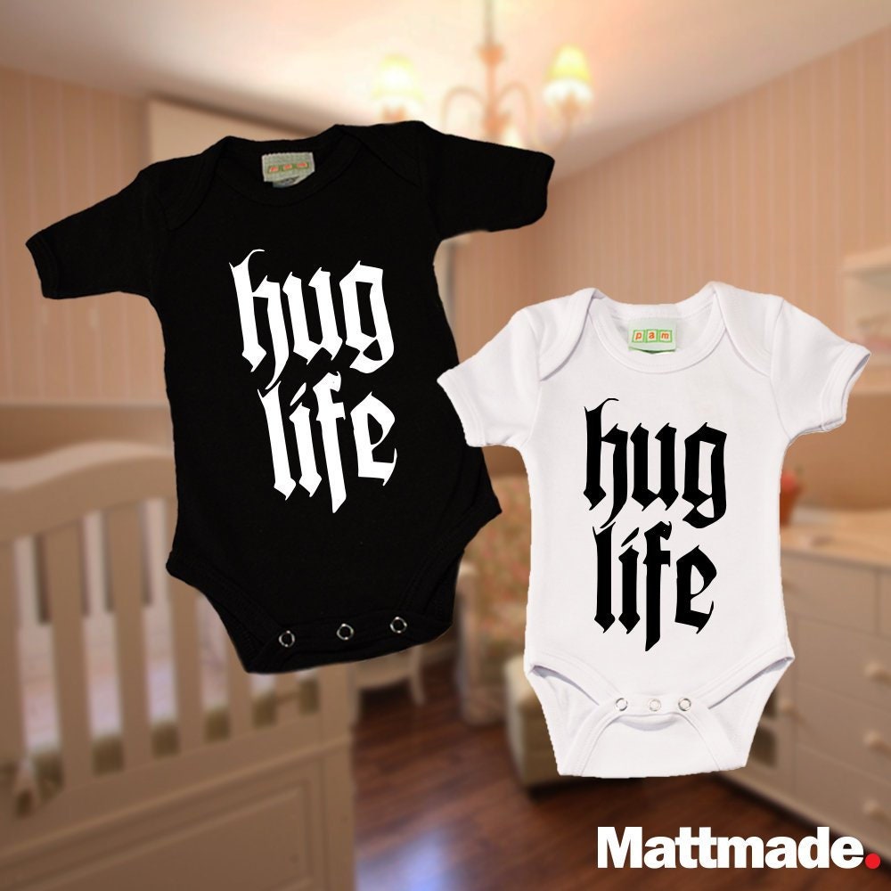 Hug Life Baby Pullover Lustiges Geschenk Zur Geburt Hug Life Baby Pullover Lustiges Geschenk Zur Geburt von MattMadeCa