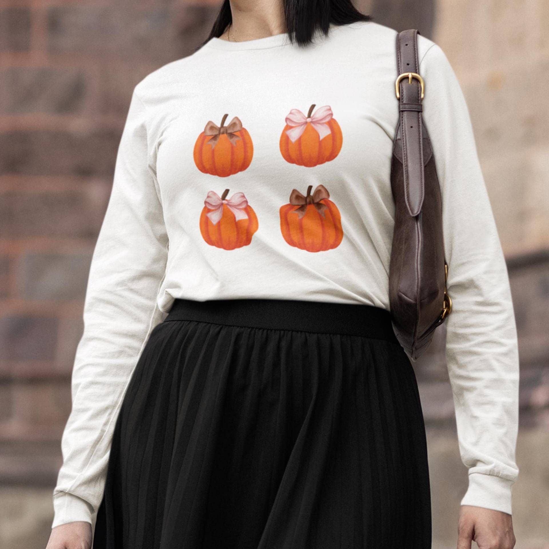 Pumpkin Long Sleeve Shirt, Cute Fall Unisex Top, Autumn Bow Cozy Outfit, Thanksgiving Aesthetic Clothing von MatteasGoldenVein