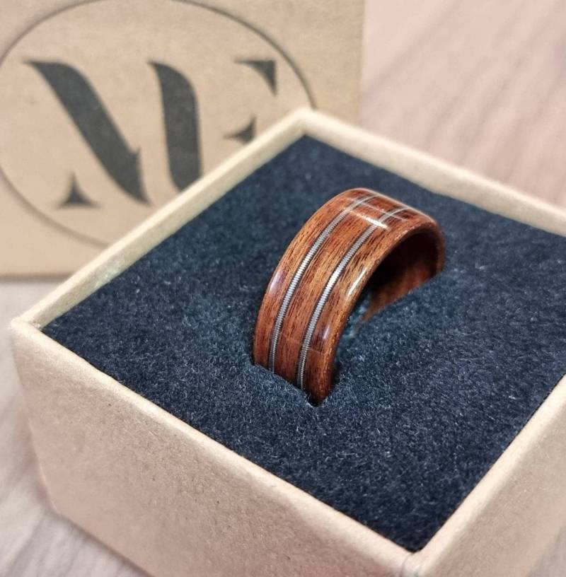 Palisander Und Doppelter Gitarren String Ring - Handgemachter Bugholzring Holz Ehering Verlobungsring Natürlicher Schmuck von MatthewFlowerDesign