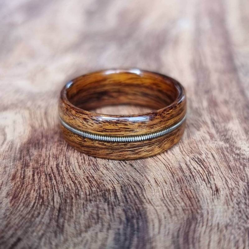 Palisander Und Gitarre String Ring - Handgemachter Bugholzring Holz Ehering Verlobungsring Natürlicher Schmuck von MatthewFlowerDesign