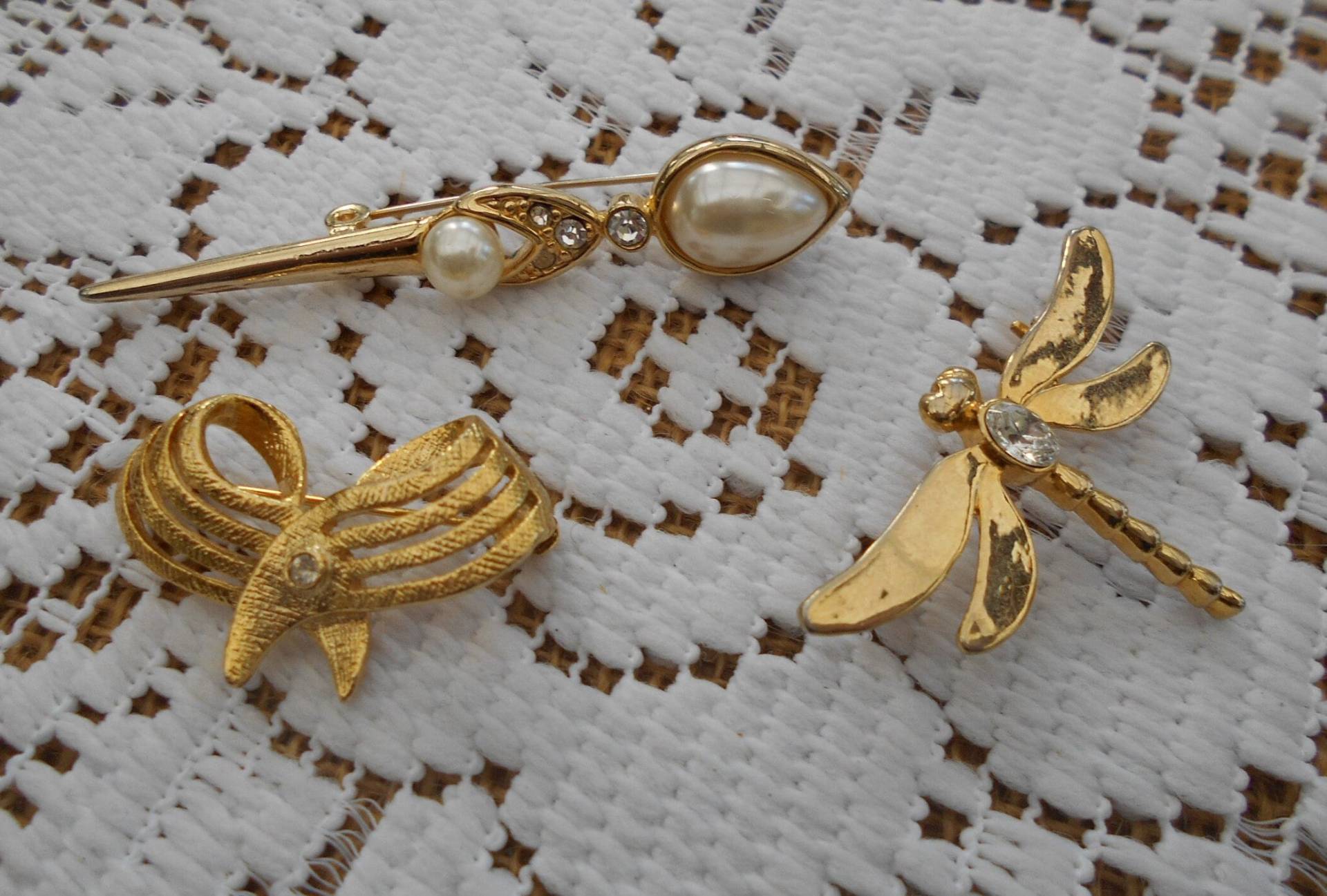 3 Vintage Broschen Im Set Goldfarben Modeschmuck 80Er/90Er Jahre Libelle Stabbrosche Schleife Strass Perlen 3 Vintage Broschen Im Set Goldfarben Modeschmuck 80Er/90Er Jahre Libelle Stabbrosche Schleife Strass Perlen von MattieStone