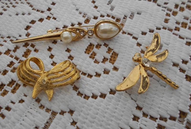 3 Vintage Broschen Im Set Goldfarben Modeschmuck 80Er/90Er Jahre Libelle Stabbrosche Schleife Strass Perlen 3 Vintage Broschen Im Set Goldfarben Modeschmuck 80Er/90Er Jahre Libelle Stabbrosche Schleife Strass Perlen von MattieStone