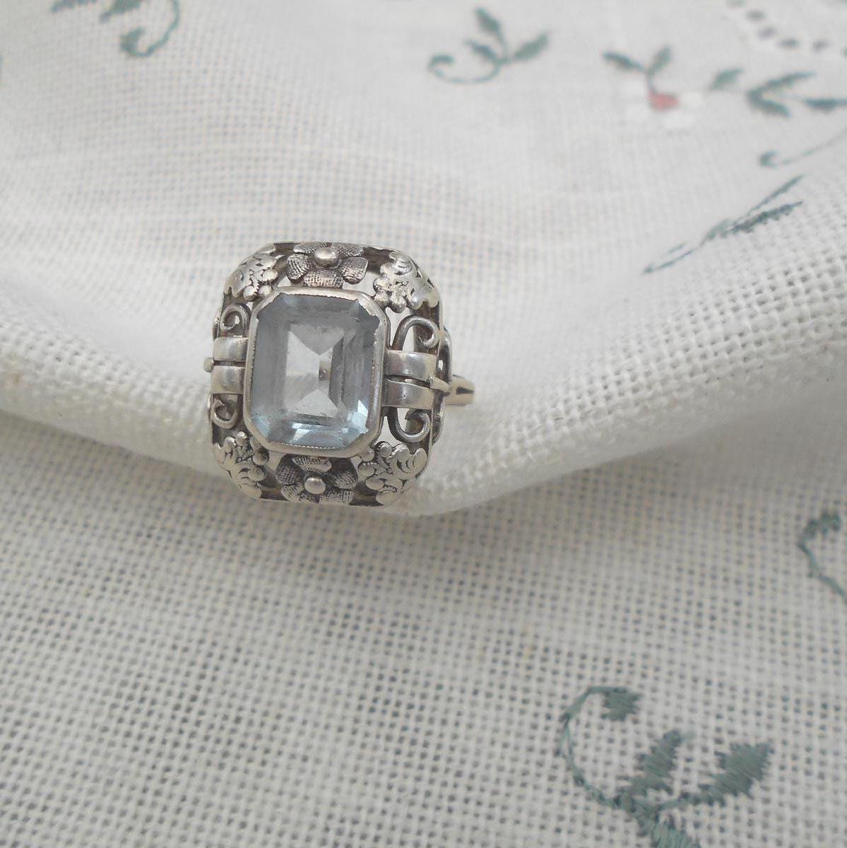 Antiker Vintage Ring 835Er Silber Mit Meisterpunze, Blauer Stein, Jugendstil/ Art Deco Florale Fassung Antiker Vintage Ring 835Er Silber Mit Meisterpunze, Blauer Stein, Jugendstil/ Art Deco Florale Fassung von MattieStone
