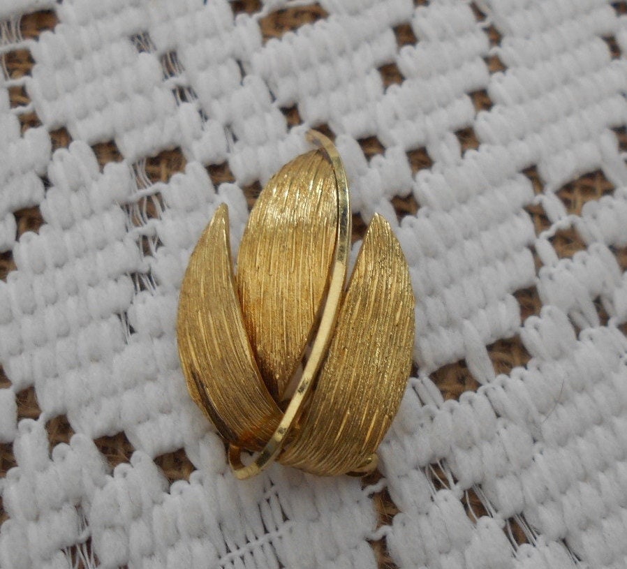 Kleine Vintage Brosche American Gold Double 3 Blätter, 60Er/70Er Jahre Mid-Century Kleine, Elegante Sixties Kleine Vintage Brosche American Gold Double 3 Blätter, 60Er/70Er Jahre Mid-Century Kleine, Elegante Sixties von MattieStone