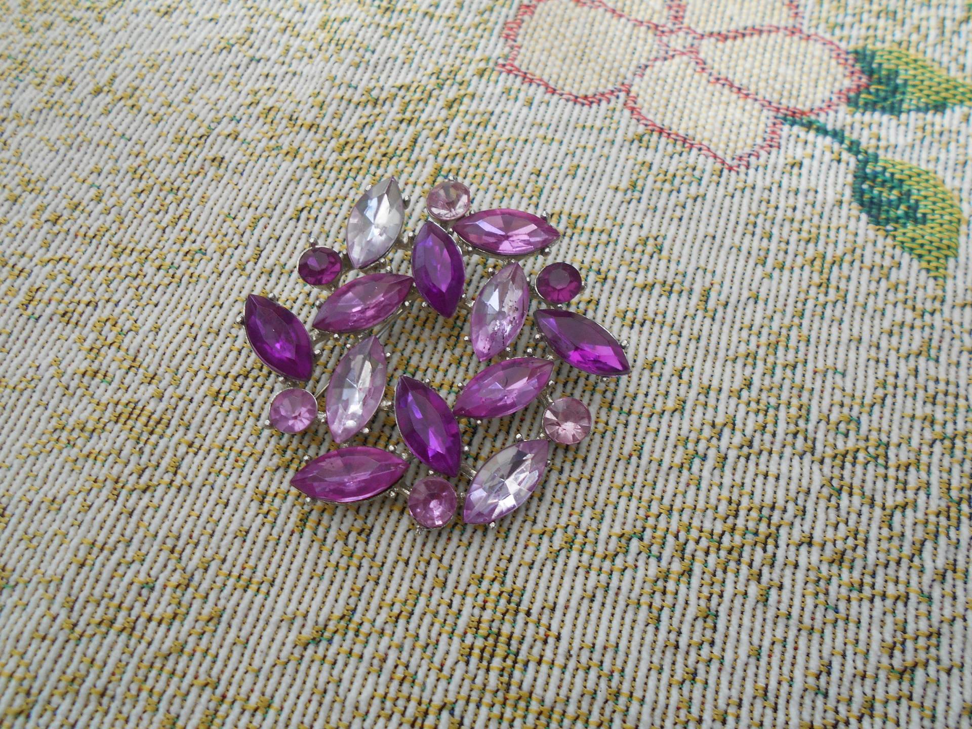 Tolle Vintage Brosche Pink Rosa Modeschmuck 60Er/70Er Jahre Silberfarben Kranz Glassteine Tolle Vintage Brosche Pink Rosa Modeschmuck 60Er/70Er Jahre Silberfarben Kranz Glassteine von MattieStone