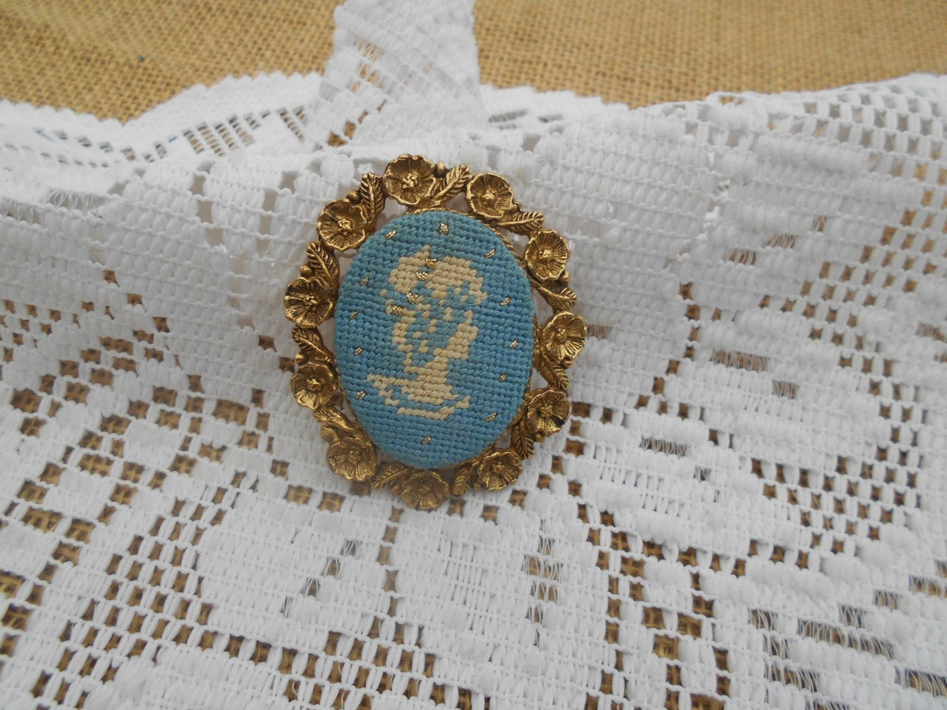 Vintage Brosche/Ketten Anhänger Gemme Stickerei Messing Goldfarben Hellblau Weiß Blüten Mexico Vintage Brosche/Ketten Anhänger Gemme Stickerei Messing Goldfarben Hellblau Weiß Blüten Mexico von MattieStone