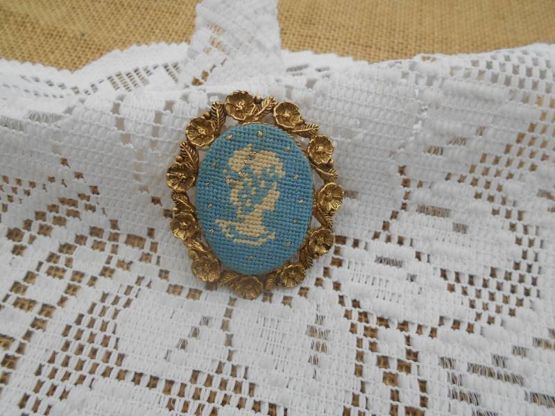 Vintage Brosche/Ketten Anhänger Gemme Stickerei Messing Goldfarben Hellblau Weiß Blüten Mexico Vintage Brosche/Ketten Anhänger Gemme Stickerei Messing Goldfarben Hellblau Weiß Blüten Mexico von MattieStone