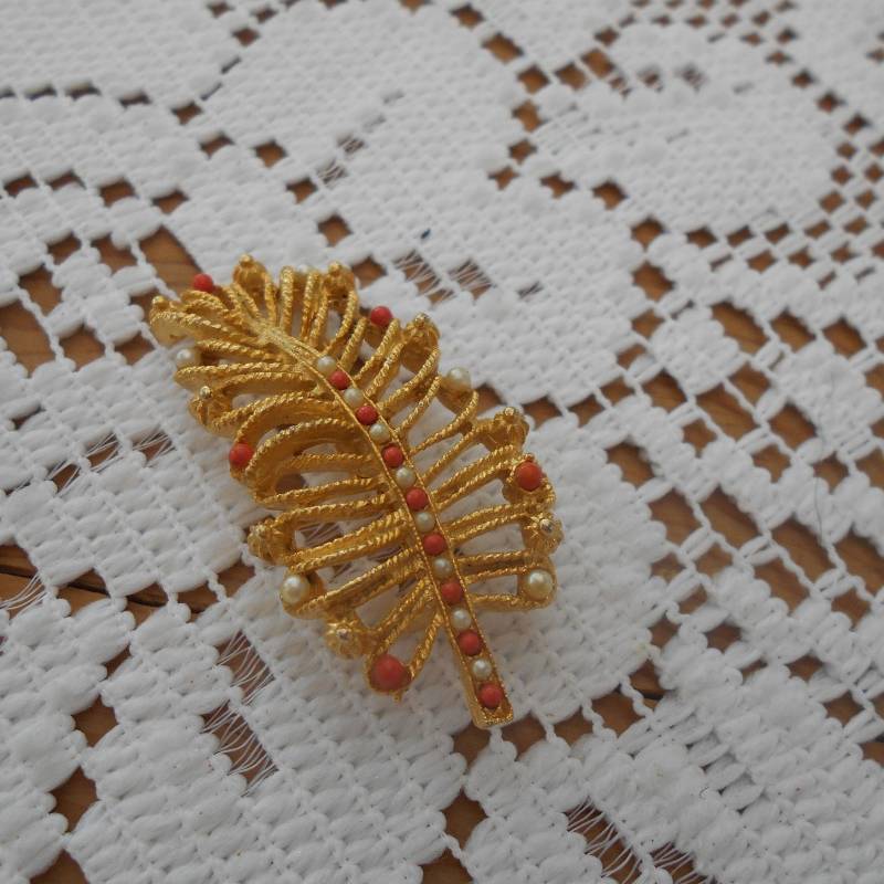 Vintage Brosche Goldfarben Blatt Mit Kleinen Perlen Modeschmuck 70Er Jahre Koralle Vintage Brosche Goldfarben Blatt Mit Kleinen Perlen Modeschmuck 70Er Jahre Koralle von MattieStone