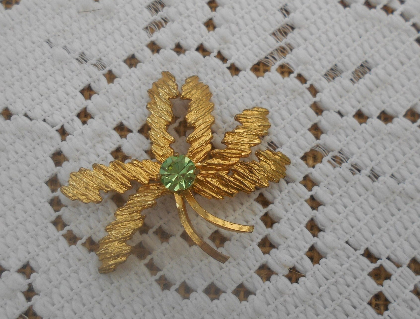 Vintage Brosche Goldfarben Blatt Mit Strass Grün Modeschmuck 60Er/70Er Jahre Abstrakt Vintage Brosche Goldfarben Blatt Mit Strass Grün Modeschmuck 60Er/70Er Jahre Abstrakt von MattieStone