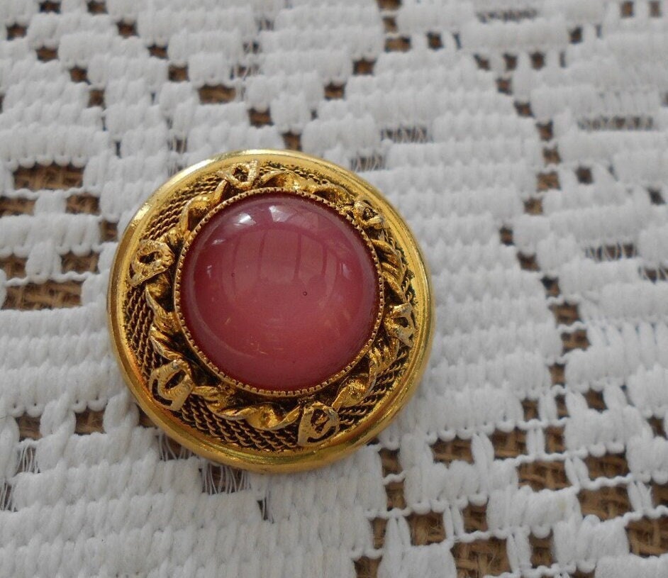 Vintage Brosche Goldfarben Metall Rund Mit Einem Rosa Stein, Modeschmuck 70Er/80Er Jahre Abstrakt Vintage Brosche Goldfarben Metall Rund Mit Einem Rosa Stein, Modeschmuck 70Er/80Er Jahre Abstrakt von MattieStone