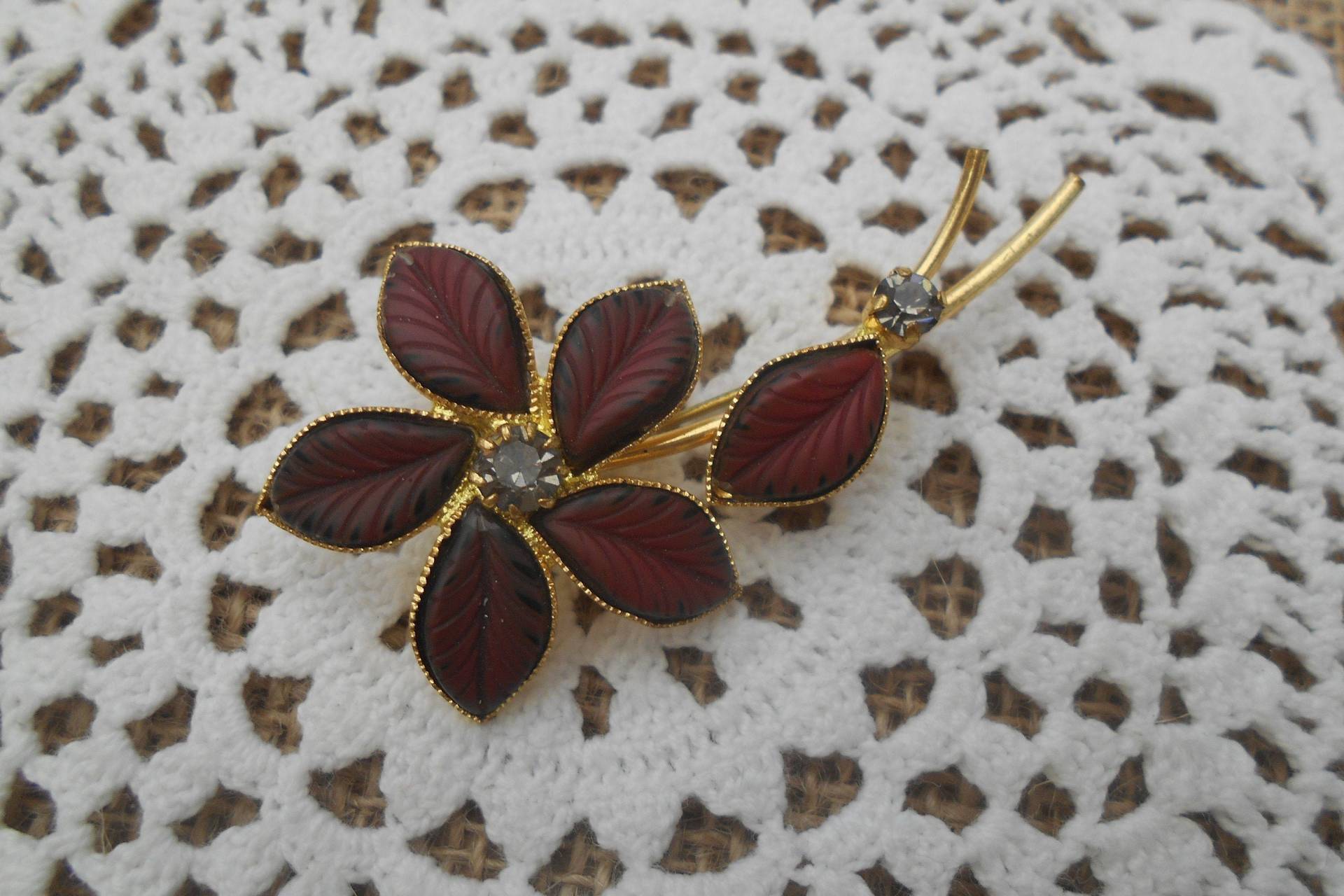 Vintage Brosche Goldfarben Modeschmuck, Strass Blumen Blüte Rot-Braun Florale Mid-Century Vintage Brosche Goldfarben Modeschmuck, Strass Blumen Blüte Rot-Braun Florale Mid-Century von MattieStone