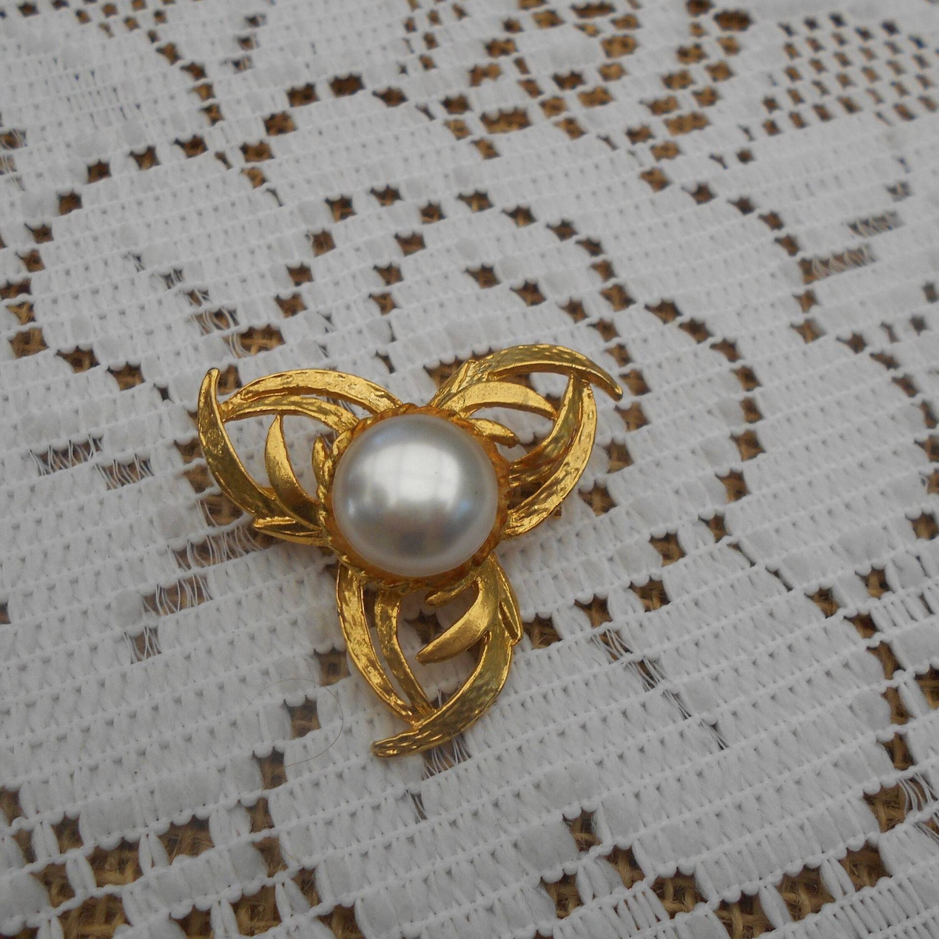 Vintage Brosche Goldfarben Modeschmuck Mit Großer, Künstlicher Perle 80Er Jahre Goldfarbene Vintage Brosche Goldfarben Modeschmuck Mit Großer, Künstlicher Perle 80Er Jahre Goldfarbene von MattieStone