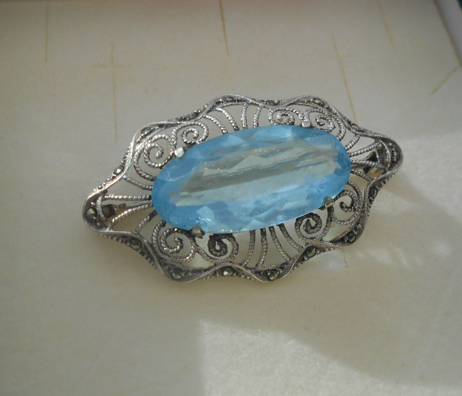 Vintage Brosche Im Art Deco 830Er Silber Mit Einem Geschliffenen Blauen Stein Und Markasiten Elegante Vintage Vintage Brosche Im Art Deco 830Er Silber Mit Einem Geschliffenen Blauen Stein Und Markasiten Elegante Vintage von MattieStone