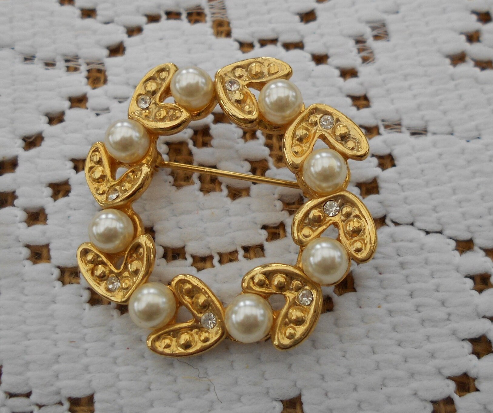 Vintage Brosche Kranz Goldfarben Perlen Strass Modeschmuck 80Er/90Er Jahre Große Vintage Vintage Brosche Kranz Goldfarben Perlen Strass Modeschmuck 80Er/90Er Jahre Große Vintage von MattieStone