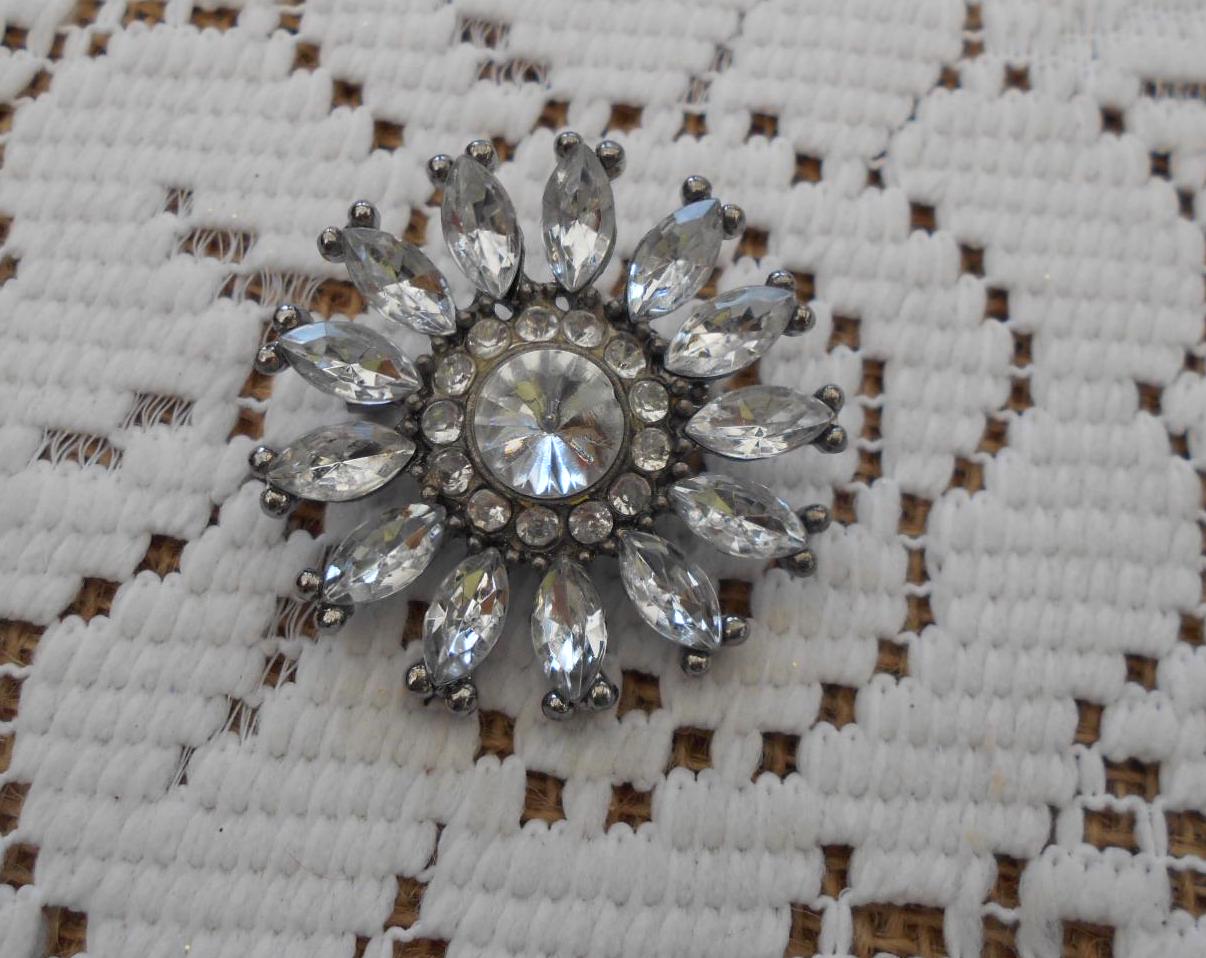 Vintage Brosche Strassbrosche Blume Metall Silberfarben, Glas Steine Weiß Modeschmuck 80Er/90Er Jahre Florale Vintage Vintage Brosche Strassbrosche Blume Metall Silberfarben, Glas Steine Weiß Modeschmuck 80Er/90Er Jahre Florale Vintage von MattieStone