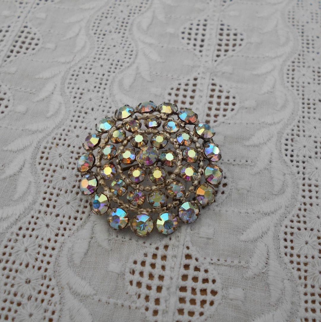 Vintage Brosche Strassbrosche Rund Aurora Borealis Vintage 70Er/80Er Jahre Brautschmuck, Hochzeit, Strass Anstecknadel Vintage Brosche Strassbrosche Rund Aurora Borealis Vintage 70Er/80Er Jahre Brautschmuck, Hochzeit, Strass Anstecknadel von MattieStone
