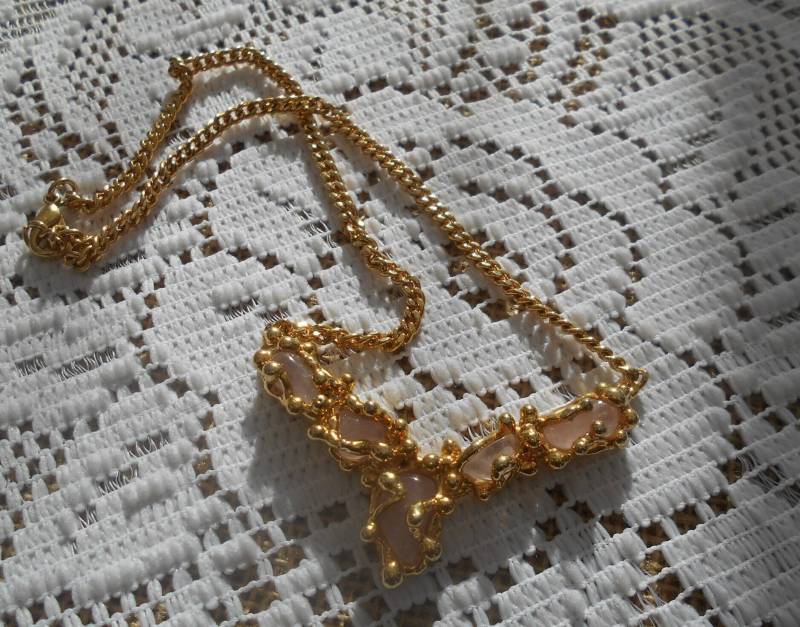 Vintage Collier Kette, Goldfarben Metall Rosenquarz 90Er Jahre Edelstein Modeschmuck Vintage Collier Kette, Goldfarben Metall Rosenquarz 90Er Jahre Edelstein Modeschmuck von MattieStone
