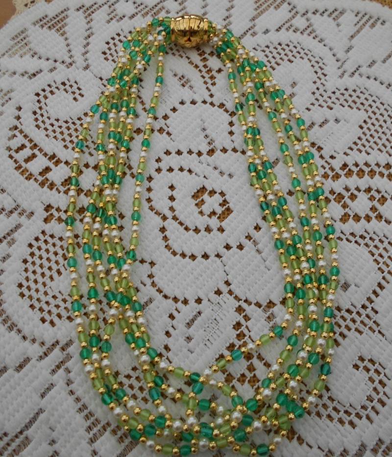 Vintage Collier Kette Murano Glas 6 Stränge Grün, Weiß, Goldfarben Modeschmuck Italien Vintage Collier Kette Murano Glas 6 Stränge Grün, Weiß, Goldfarben Modeschmuck Italien von MattieStone