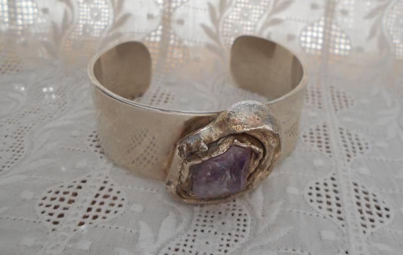 Vintage Designer Armreif Jacob Hull Denmark Metall Versilbert Mit Amethyst Modernist Brutalist Mid-Century Statement von MattieStone