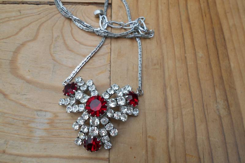 Vintage Strass Collier Mit Silberfarbener Kette Rot Altes 70Er Jahre Vintage Strass Collier Mit Silberfarbener Kette Rot Altes 70Er Jahre von MattieStone