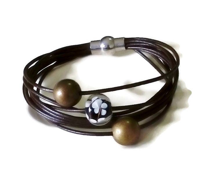 Handgefertigtes Layered Armband, Lederfaden Metall Glasperlen, Blumen Glasperlen Magnetverschluss Wickelarmband Handgefertigtes Layered Armband, Lederfaden Metall Glasperlen, Blumen Glasperlen Magnetverschluss Wickelarmband von MatyjoJewelry