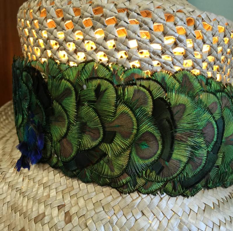 Master Quality Made in Maui Goldenes Pfauenfeder Lei Hutband Aus Hawaii Master Quality Made in Maui Goldenes Pfauenfeder Lei Hutband Aus Hawaii von Mauifeatherlei