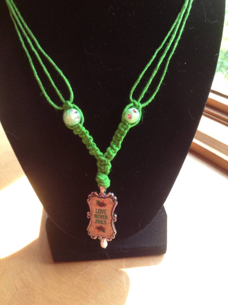 Grüne Hanfschnur-Kette Mit Hübschem Anhänger Grüne Hanfschnur-Kette Mit Hübschem Anhänger von Maureensdreams