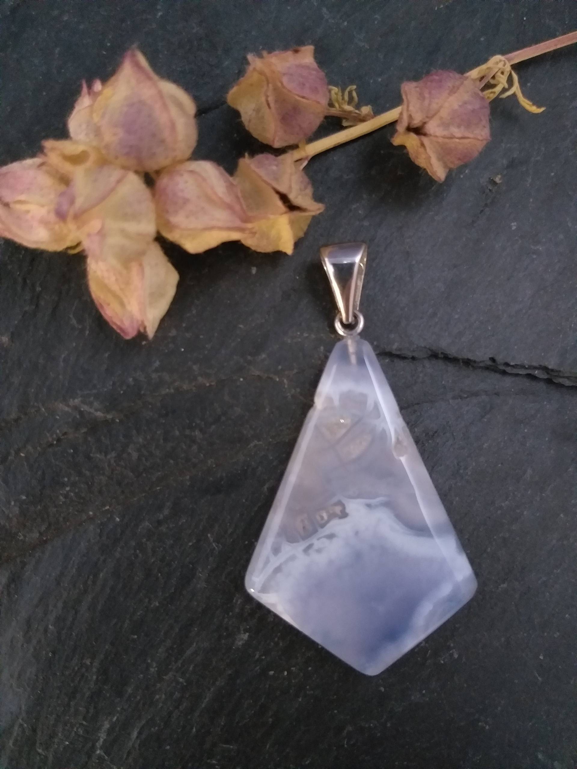 Chalcedon Anhänger Traumhafter Edelsteinanhänger Aus Natur-Chalcedon Zauberhafter Edelstein Mit Einmaliger Zeichnung von MauritzUnikatSchmuck