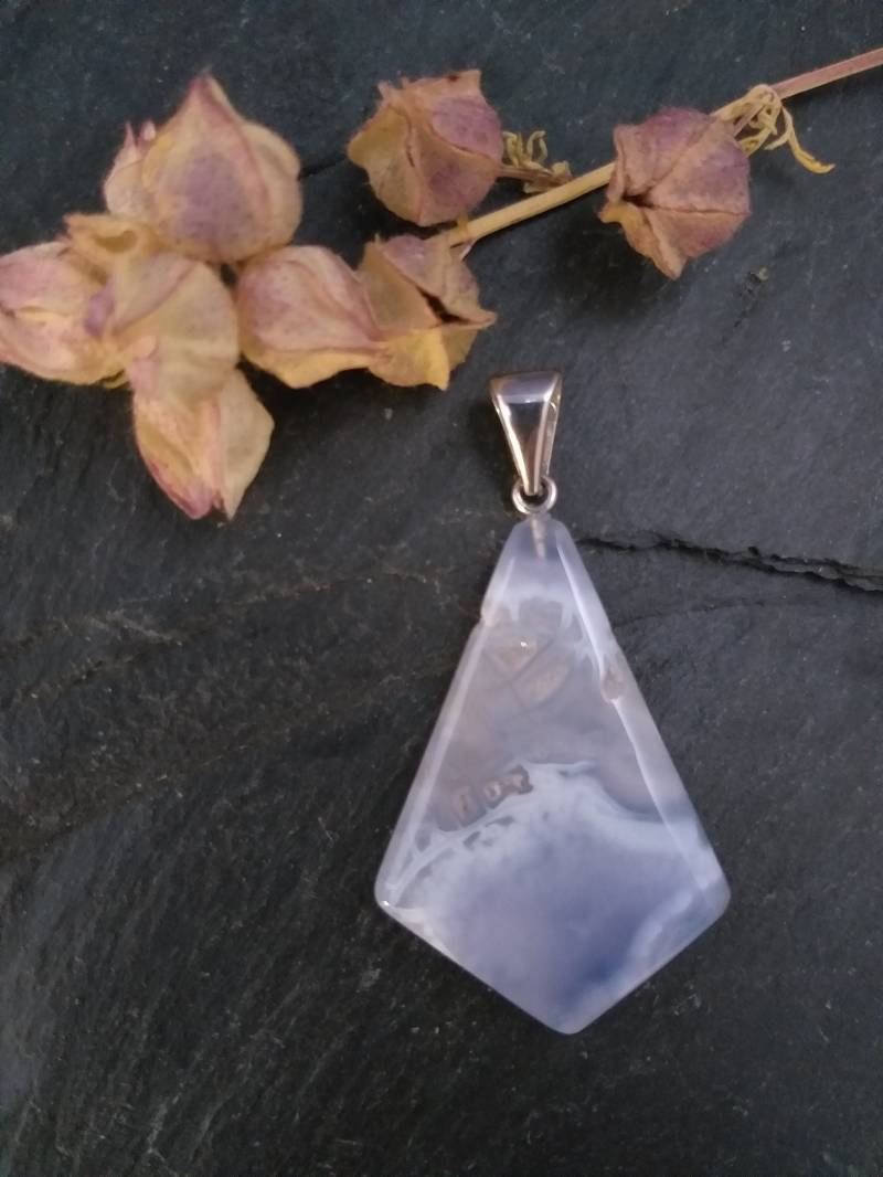 Chalcedon Anhänger Traumhafter Edelsteinanhänger Aus Natur-Chalcedon Zauberhafter Edelstein Mit Einmaliger Zeichnung von MauritzUnikatSchmuck