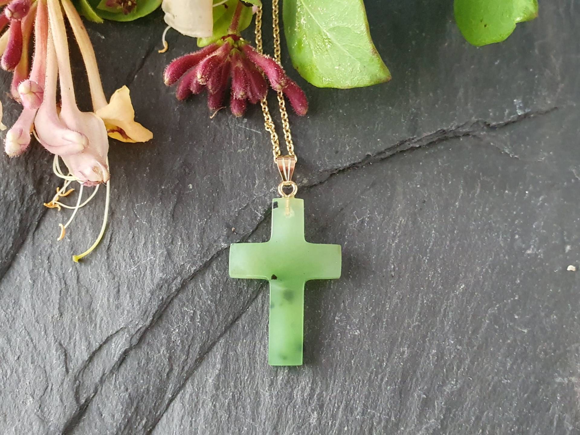 Nephrit Kreuz Anhänger Mir Goldschlaufe. Talisman, Glücksbringer, Geschenk Für Einen Lieben Menschen. Handmade With Love von MauritzUnikatSchmuck