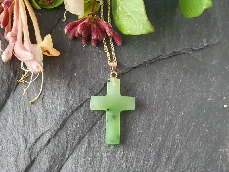 Nephrit Kreuz Anhänger Mir Goldschlaufe. Talisman, Glücksbringer, Geschenk Für Einen Lieben Menschen. Handmade With Love von MauritzUnikatSchmuck