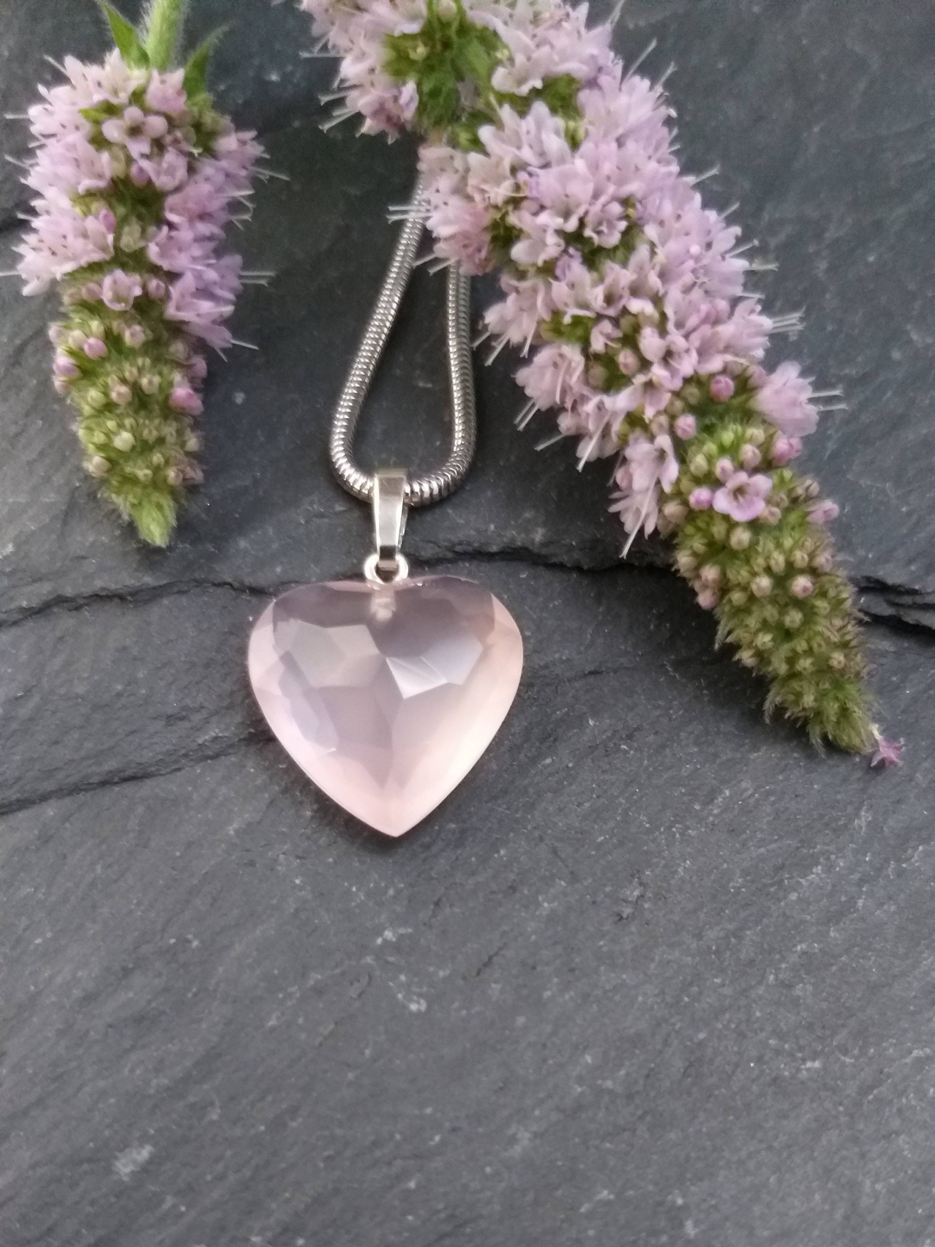 Rosenquarz Herz Anhänger 16 Mm Edel Und Fein Zauberhaftes Schmuckstück Mit Liebe in Handarbeit Facettiert von MauritzUnikatSchmuck