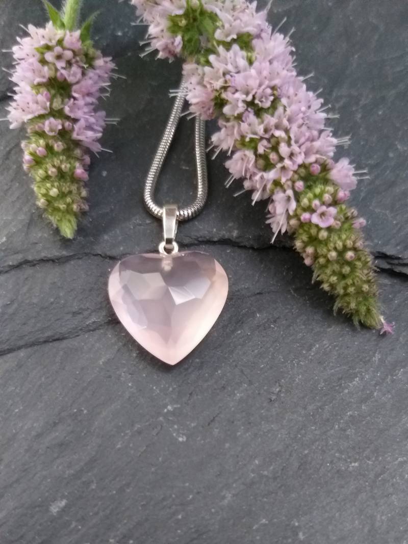 Rosenquarz Herz Anhänger 16 Mm Edel Und Fein Zauberhaftes Schmuckstück Mit Liebe in Handarbeit Facettiert von MauritzUnikatSchmuck