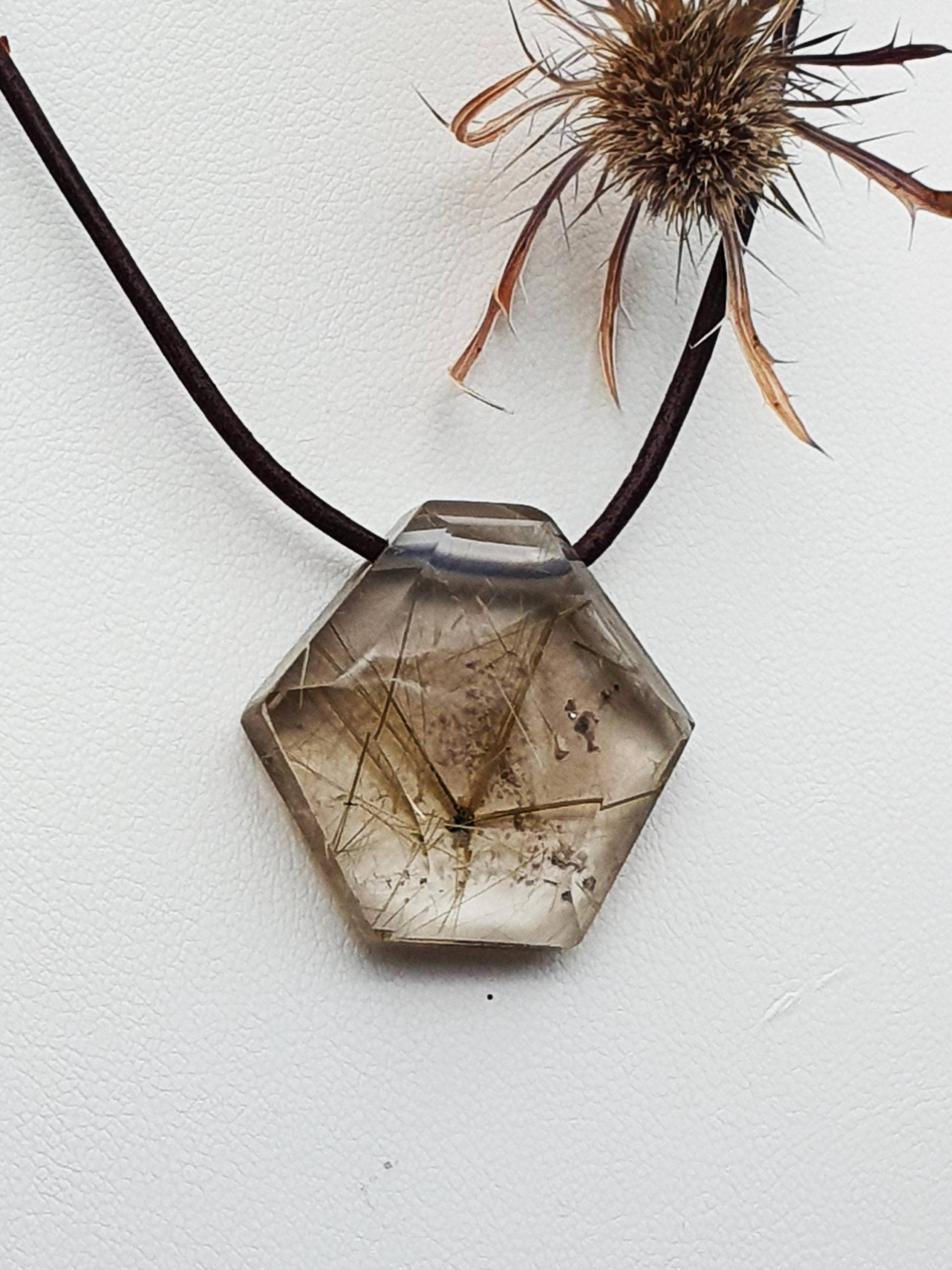 Rutilquarz Anhänger Durchgebohrt Mit Lederband. Glücksbringer Edelsteinanhänger Für Naturliebhaber. Geburtstagsgeschenk. Dankeschön von MauritzUnikatSchmuck