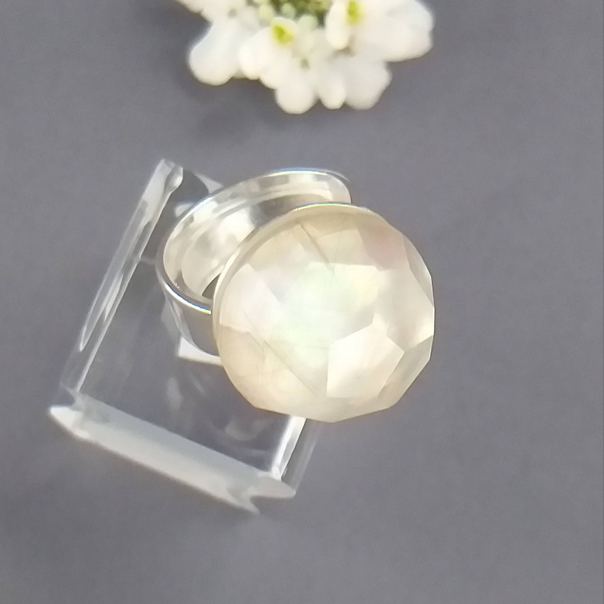 Silberring Mit Rutilquarz Und Perlmutt. Originelles Einzelstück, Traumhaft Schöner Edelsteinring. Kunsthandwerk Aus Edelsteinregion I-O Silberring Mit Rutilquarz Und Perlmutt. Originelles Einzelstück, Traumhaft Schöner Edelsteinring. Kunsthandwerk Aus Edelsteinregion I-O von MauritzUnikatSchmuck