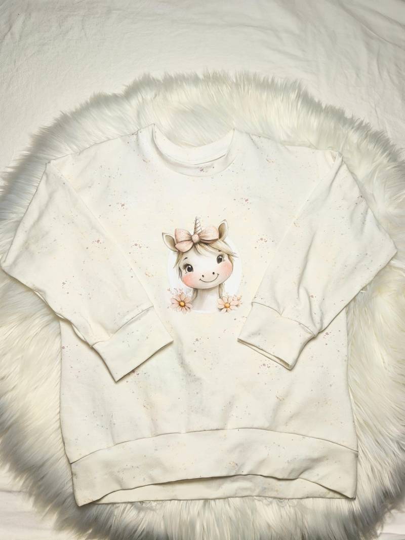 Handgefertigtes Sweatshirt in Größe 110 Mit Zauberhaftem Boho Einhorn - Sanfte Naturtöne Und Zartes Design Einzelstück von MausimHauskreativ