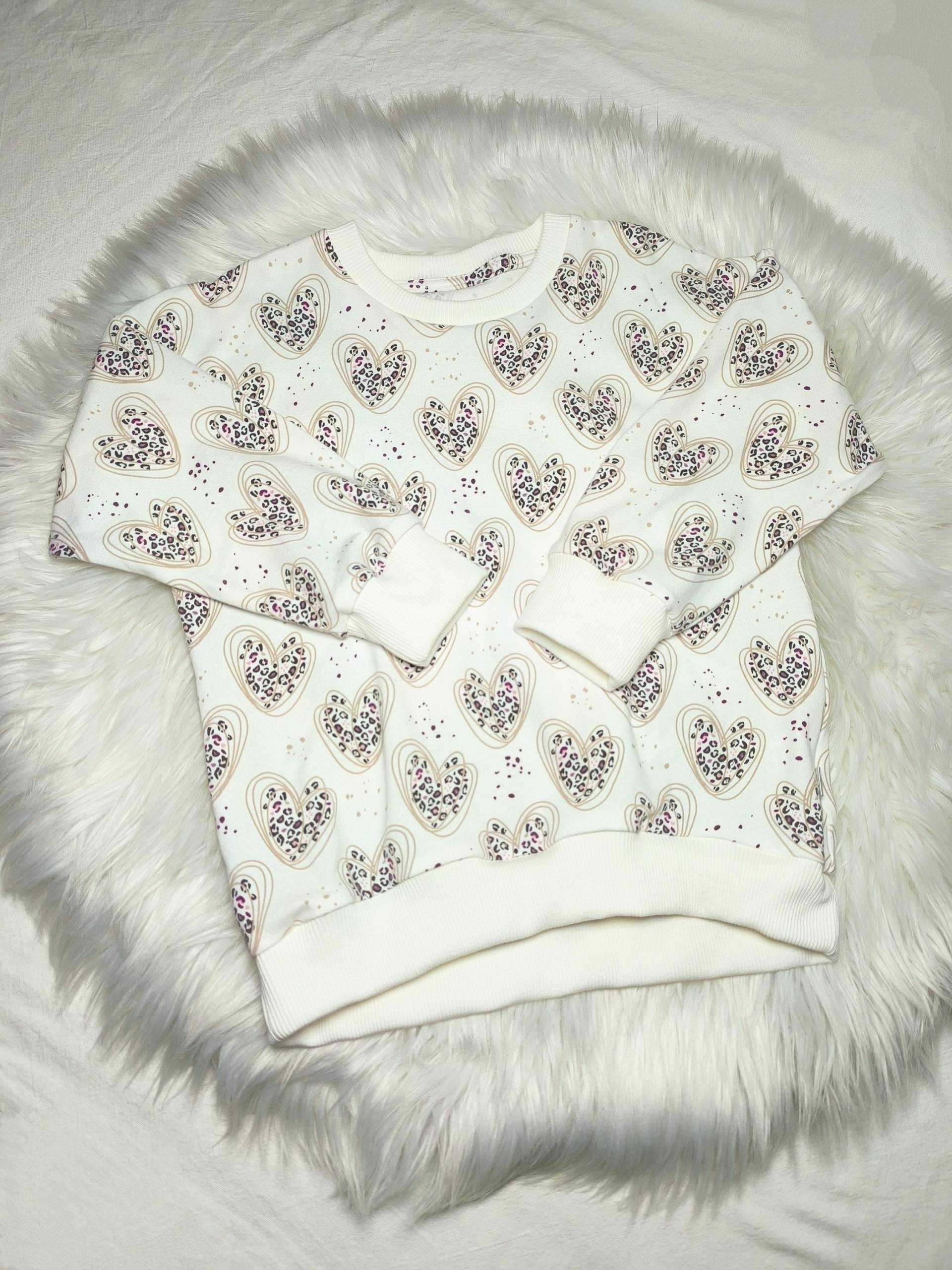 Pullover Leo Herzen Gr. 110 Oversized Sweater Sweatshirt Leoprint Sofortkauf von MausimHauskreativ