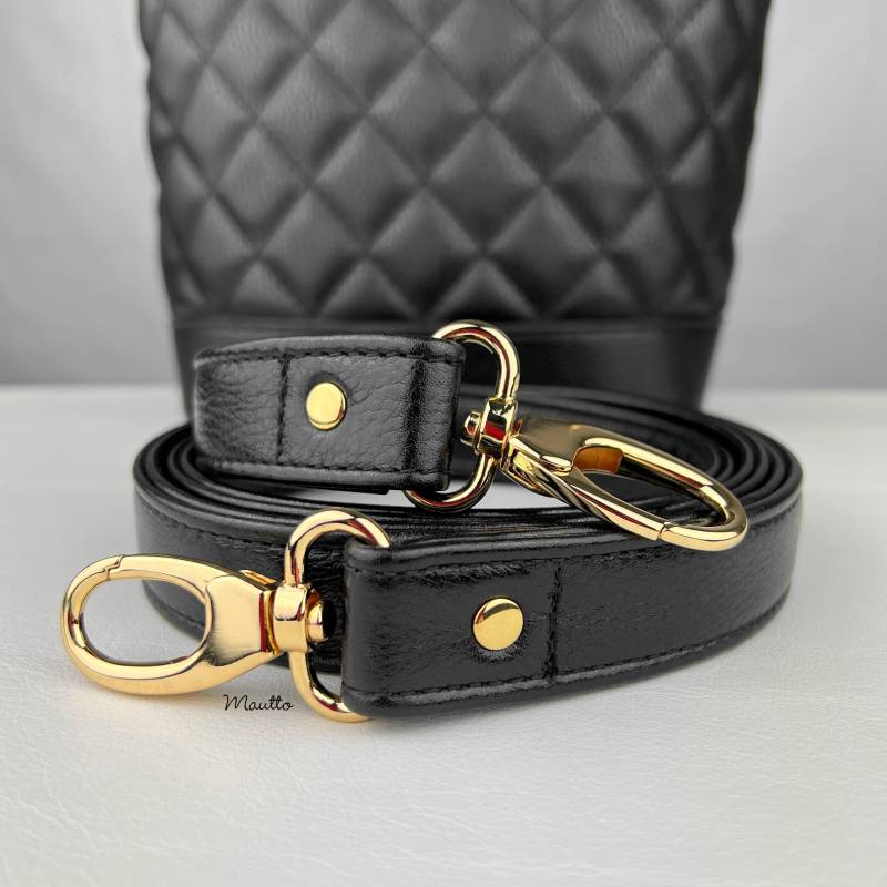 Taschengurt Aus Schwarzem Glänzenden Kieselstein-Leder - Auf Wunschlänge, Mit Metallverschlüssen von MauttoAccessories